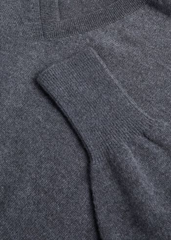 Paul Stuart Classic Cashmere V-Neck Sweater